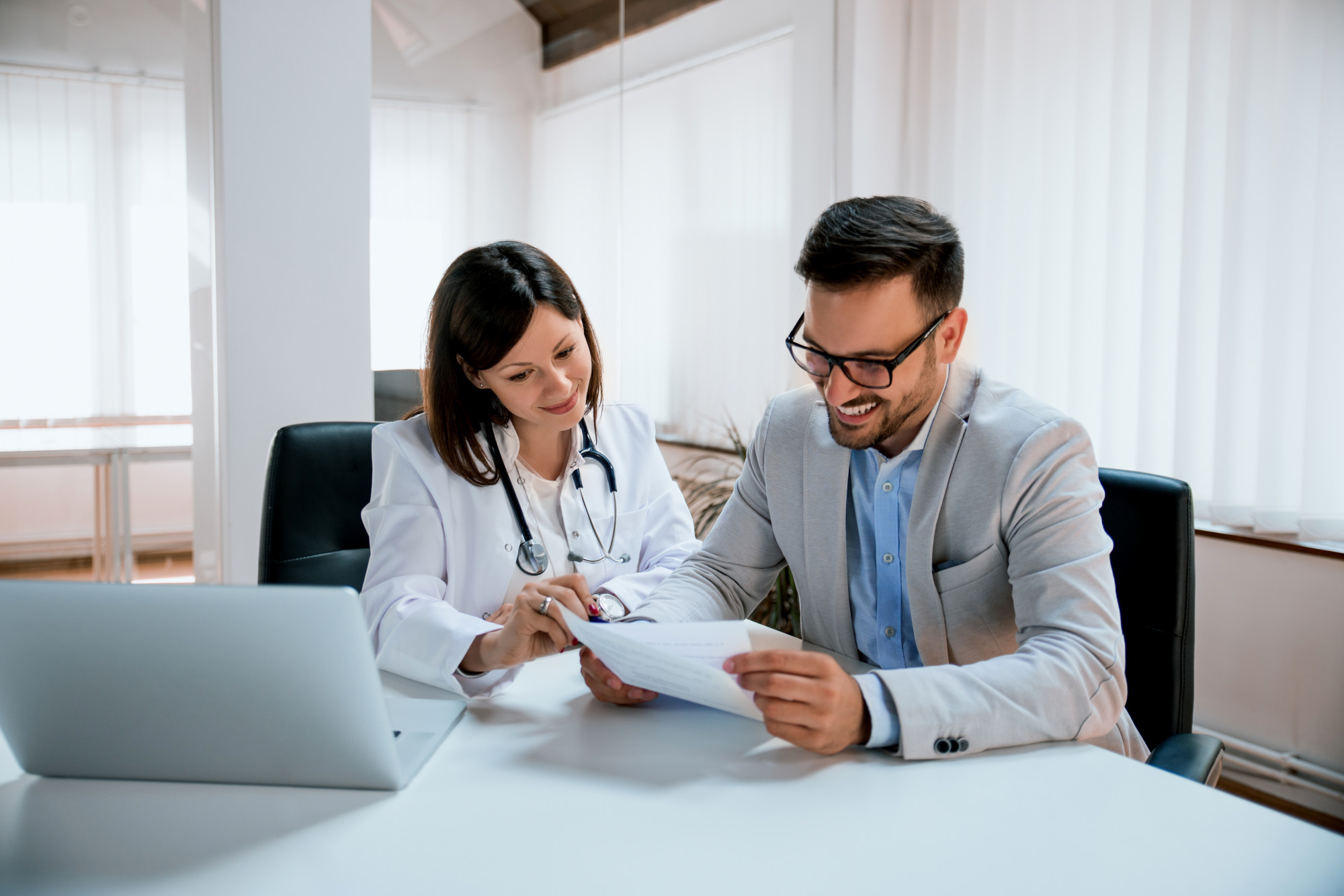 Doctor y asesor financiero revisando finanzas