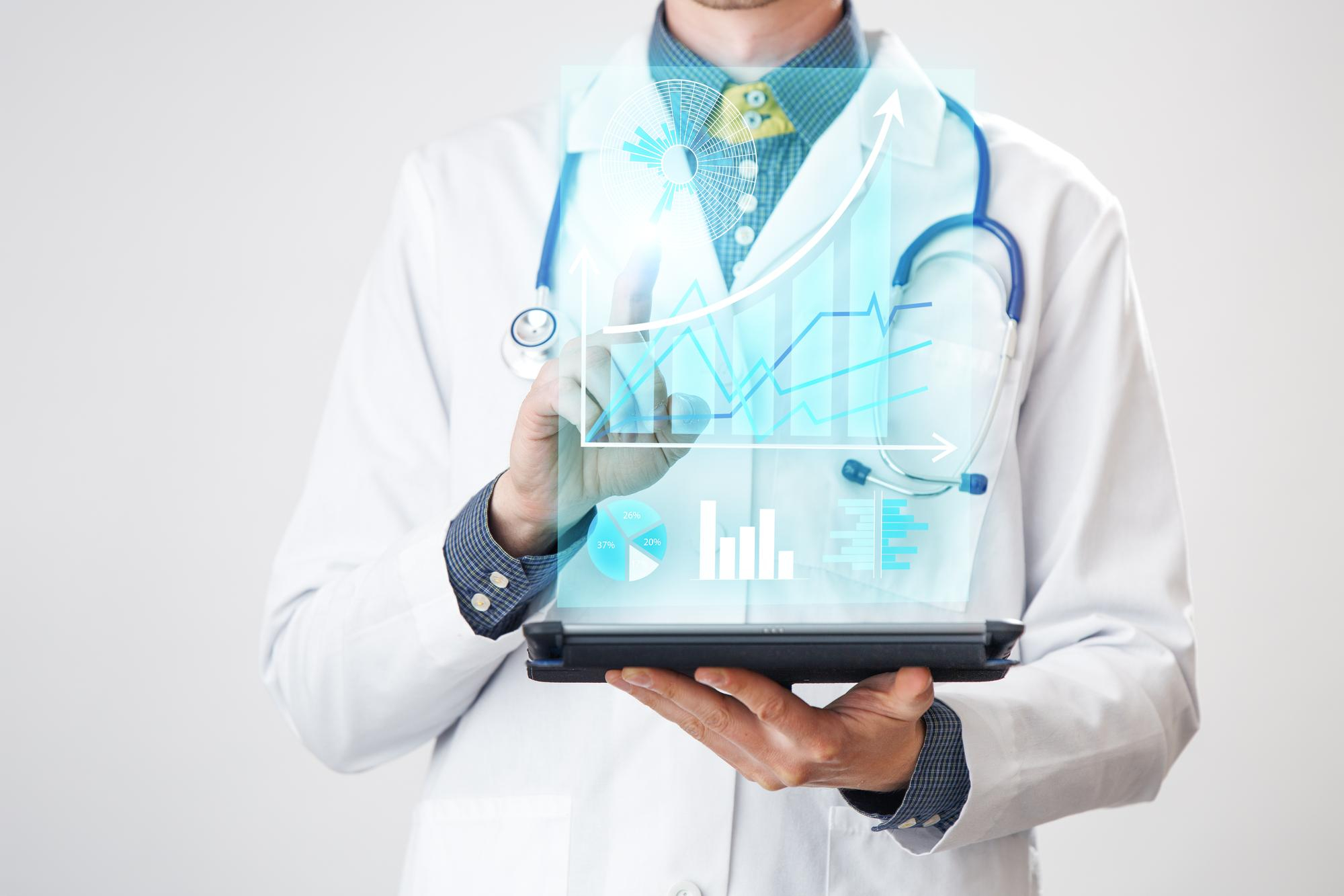 Doctor haciendo calculos financieros