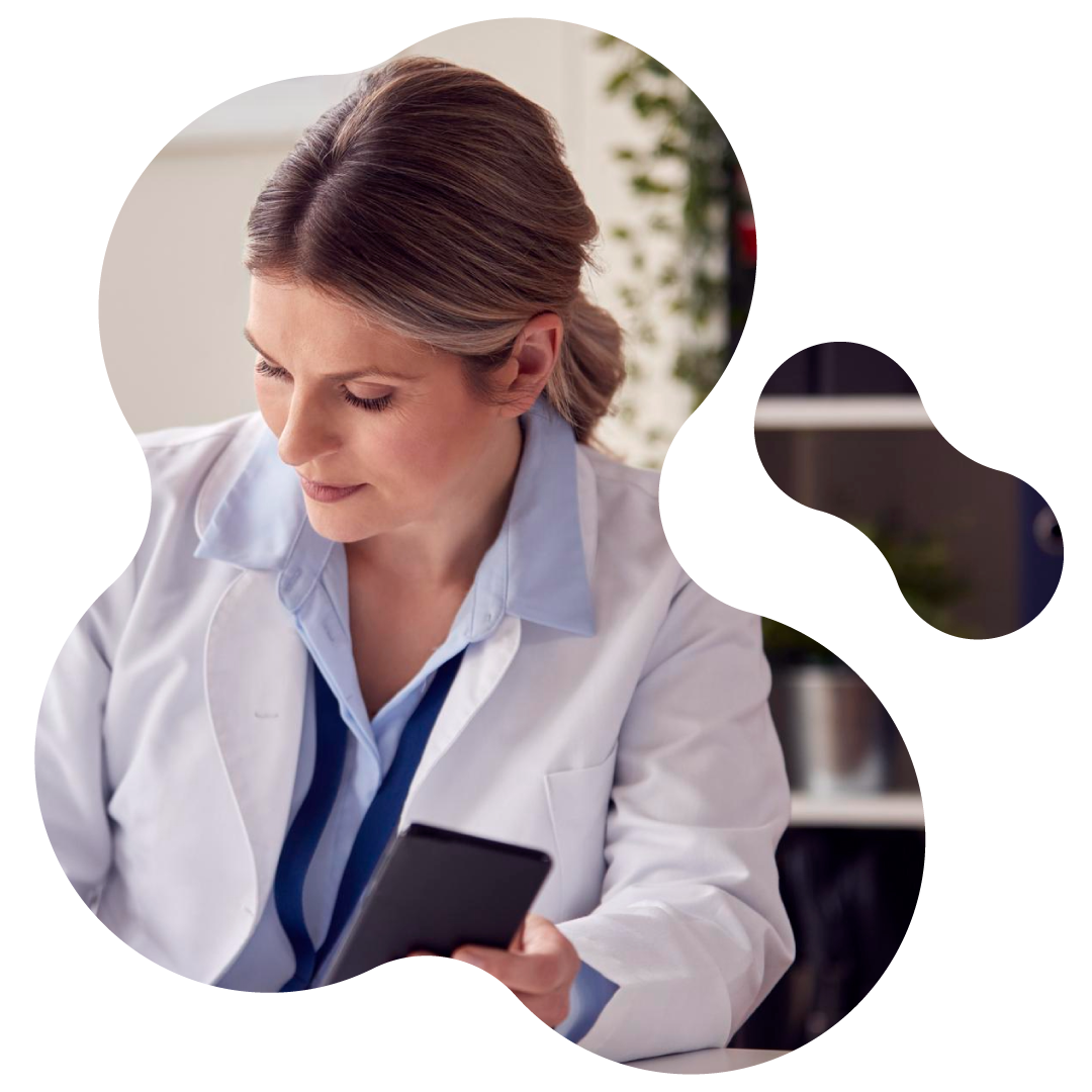 Doctora revisando sus finanzas