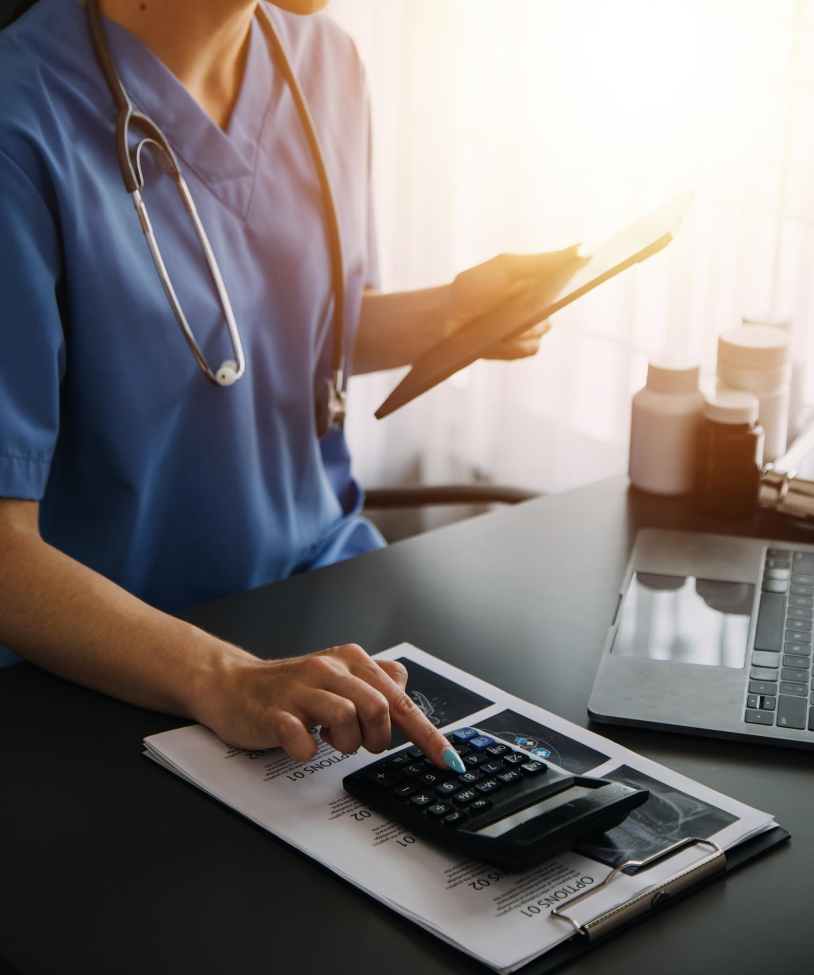 Médico revisando sus finanzas